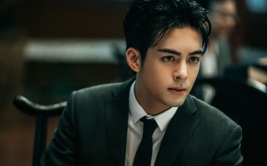 王锵娱乐吃瓜,从模特到演员的蜕变之路
