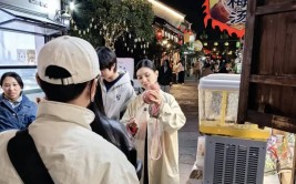亲密旅行电影49岁胡可带儿子逛夜市14岁安吉个头高颜值不敌爸妈